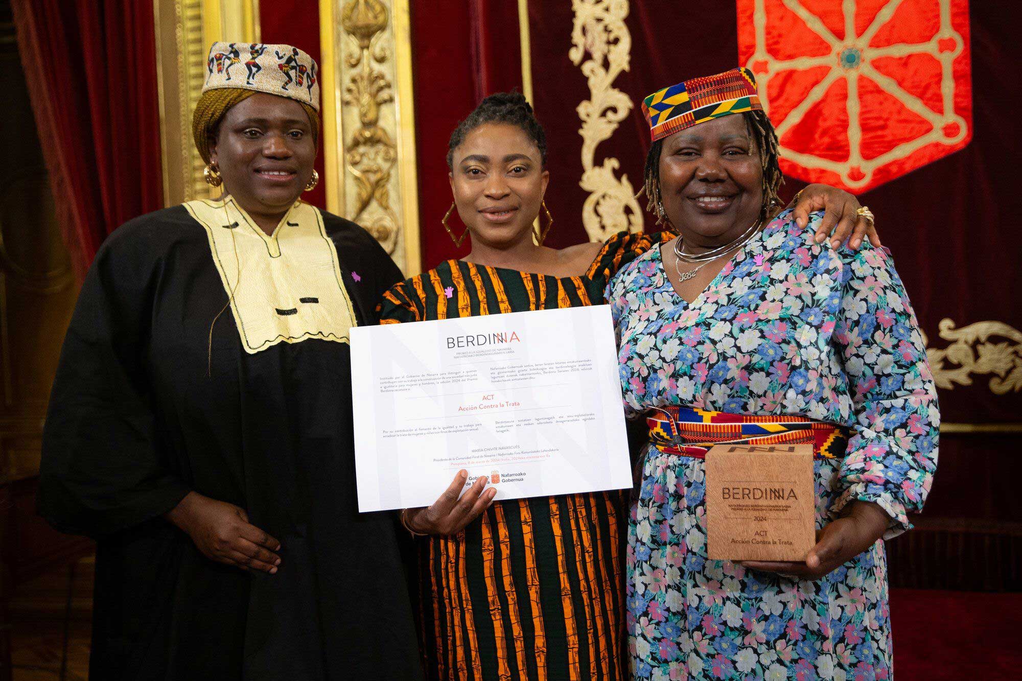 Joy, Lydia y Josephine con el Premio Berdinna del Gobierno de Navarra