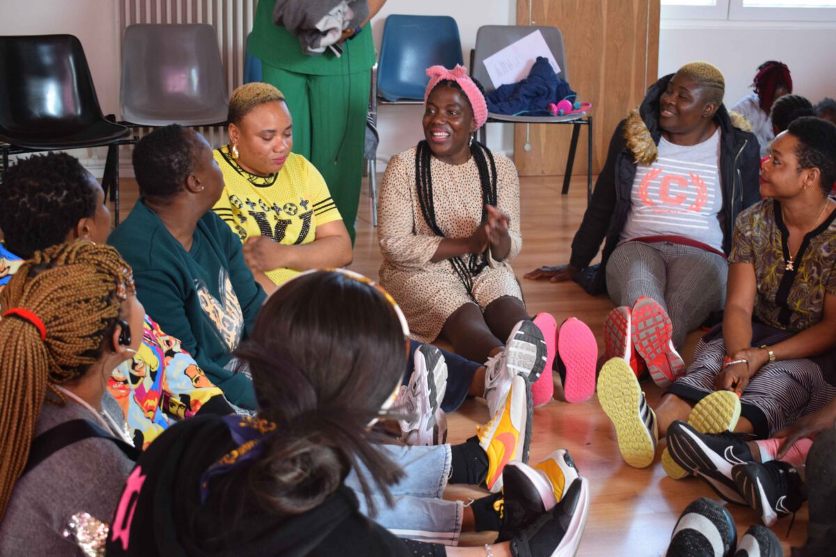 Mujeres en círculo en un taller